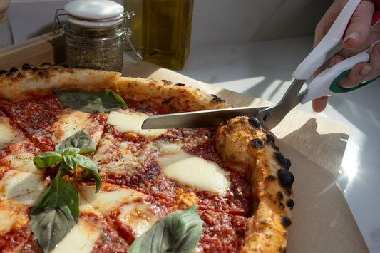 Neapolitanische Pizza Margherita schneiden mit der CILITTI Pizzaschere